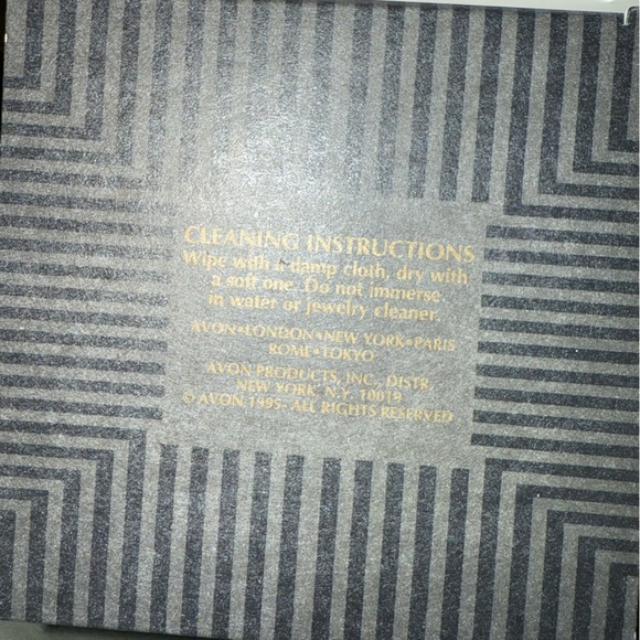 Avon - Goldtone - Frame - Heart Shaped - Floral Stud Earrings - Vintage - Picture 8 of 8